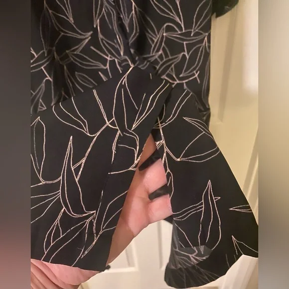 Excellent condition/never worn. Long sleeved and button up dress in front. - Picture 5 of 7